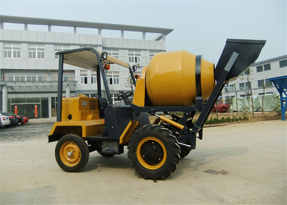 China 1,5 Tonnen Mischer Kipper Chassi tragbarer, Selbst des Trommelinhalt-680L, der konkrete Mischungs-Maschine lädt fournisseur